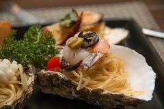 Морепродукты спагетти макаронных изделий очень вкусные в раковине Стоковые Изображения RF Морепродукты спагетти макаронных изделий очень вкусные в раковине Стоковые Изображения RF
