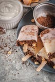 Мороженое popsicles тирамису Gelato хлопает с итальянским savoiardi стоковые изображения rf Мороженое popsicles тирамису Gelato хлопает с итальянским savoiardi стоковые изображения rf