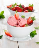 Мороженое клубники, который служат с свежими зрелыми клубниками стоковые изображения rf Мороженое клубники, который служат с свежими зрелыми клубниками стоковые изображения rf