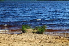 Морская вода темного цвета брызгая для того чтобы зашкурить пляж на летний день стоковые изображения Морская вода темного цвета брызгая для того чтобы зашкурить пляж на летний день стоковые изображения