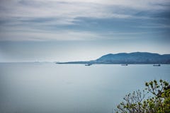 Морским путем, плавающ грузовие корабли около порта стоковые изображения Морским путем, плавающ грузовие корабли около порта стоковые изображения