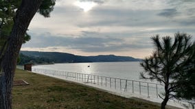 Морское побережье на спокойных дне и облачном небе стоковое фото Морское побережье на спокойных дне и облачном небе стоковое фото