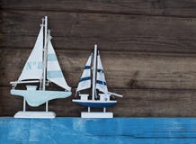 Морское украшение с раковинами, морскими звёздами, парусным судном, рыболовной сетью на голубой древесине смещения стоковая фотография rf Морское украшение с раковинами, морскими звёздами, парусным судном, рыболовной сетью на голубой древесине смещения стоковая фотография rf