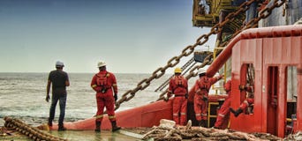 Морской экипаж наблюдает цепью для хранения продукции fpso плавая и offloading стоковые фото Морской экипаж наблюдает цепью для хранения продукции fpso плавая и offloading стоковые фото