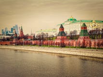 Москва Кремль, обваловка реки Москвы и современного города Москвы в столице Российской Федерации на восходе солнца горизонт урбан стоковое фото Москва Кремль, обваловка реки Москвы и современного города Москвы в столице Российской Федерации на восходе солнца горизонт урбан стоковое фото