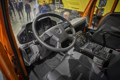 МОСКВА, 5-ОЕ СЕНТЯБРЯ 2017: Взгляд на новом интерьере кабины Unimog Мерседес-Benz тележки обслуживания Выставка ComTrans-201 комм стоковые фотографии rf МОСКВА, 5-ОЕ СЕНТЯБРЯ 2017: Взгляд на новом интерьере кабины Unimog Мерседес-Benz тележки обслуживания Выставка ComTrans-201 комм стоковые фотографии rf