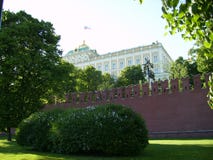 Москва, Россия - 1 Juni 2009: Дворец Кремля за стеной Кремля стоковая фотография rf Москва, Россия - 1 Juni 2009: Дворец Кремля за стеной Кремля стоковая фотография rf