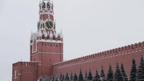 МОСКВА, РОССИЯ - ДЕКАБРЬ 2018: Опрокиньте вниз башни с часами Spasskaya и стены Москвы Кремля на облачном небе зимы акции видеоматериалы МОСКВА, РОССИЯ - ДЕКАБРЬ 2018: Опрокиньте вниз башни с часами Spasskaya и стены Москвы Кремля на облачном небе зимы акции видеоматериалы