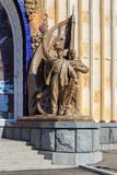 Москва, Россия - 1-ое августа 2018: Скульптурная группа около входа к украинцу SSR павильона на выставке достижений Na стоковое изображение rf Москва, Россия - 1-ое августа 2018: Скульптурная группа около входа к украинцу SSR павильона на выставке достижений Na стоковое изображение rf