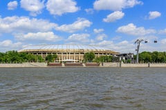 Москва, Россия - 30-ое мая 2018: Большая арена спорт олимпийского сложного Luzhniki на предпосылке реки Moskva в солнечном дне стоковые фото Москва, Россия - 30-ое мая 2018: Большая арена спорт олимпийского сложного Luzhniki на предпосылке реки Moskva в солнечном дне стоковые фото
