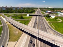 МОСКВА, РОССИЯ - 27-ое мая 2018 взгляд сверху транспортной развязки на шоссе Ленинграда в Zelenograd Стоковое фото RF МОСКВА, РОССИЯ - 27-ое мая 2018 взгляд сверху транспортной развязки на шоссе Ленинграда в Zelenograd Стоковое фото RF