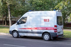 МОСКВА, РОССИЯ - 4-ОЕ СЕНТЯБРЯ 2018: Машина скорой помощи на улице города, лето стоковое изображение rf МОСКВА, РОССИЯ - 4-ОЕ СЕНТЯБРЯ 2018: Машина скорой помощи на улице города, лето стоковое изображение rf