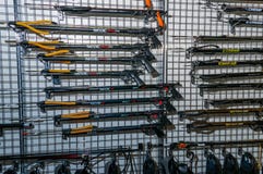 Москва, Россия - 25-ое февраля 2017: Стойте с spearguns для подводных звероловства и рыбной ловли стоковые фото Москва, Россия - 25-ое февраля 2017: Стойте с spearguns для подводных звероловства и рыбной ловли стоковые фото