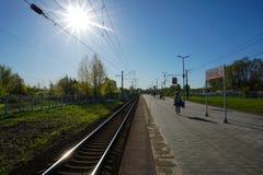 Москва, Россия - ожидание поезда для того чтобы самонавести, окраины Москвы стоковое изображение rf Москва, Россия - ожидание поезда для того чтобы самонавести, окраины Москвы стоковое изображение rf