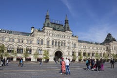МОСКВА, РОССИЯ - фасад магазина государственного департамента КАМЕДИ Москвы стоковые фотографии rf МОСКВА, РОССИЯ - фасад магазина государственного департамента КАМЕДИ Москвы стоковые фотографии rf