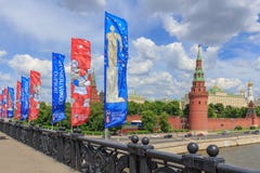 Москва, Россия - 3-ье июня 2018: Развевать сигнализирует с символами кубка мира России 2018 ФИФА на мосте Kamennyy ` Bol shoy на стоковые изображения rf Москва, Россия - 3-ье июня 2018: Развевать сигнализирует с символами кубка мира России 2018 ФИФА на мосте Kamennyy ` Bol shoy на стоковые изображения rf