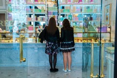 Москва, русское федерирование 30-ое апреля 2018, 2 девушки в французском patisserie Laduree стоковые фото Москва, русское федерирование 30-ое апреля 2018, 2 девушки в французском patisserie Laduree стоковые фото