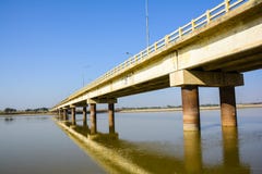 Мост Khushab над рекой Jhelum стоковое изображение Мост Khushab над рекой Jhelum стоковое изображение