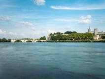 Мост Авиньона и папский дворец touristic привлекательность 2 построенная в средневековом времени, в Авиньоне, южная Франция _ стоковая фотография Мост Авиньона и папский дворец touristic привлекательность 2 построенная в средневековом времени, в Авиньоне, южная Франция _ стоковая фотография