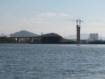 Мост взаимн реки который пока не был завершен стоковая фотография rf Мост взаимн реки который пока не был завершен стоковая фотография rf