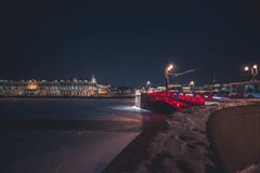 Мост дворца в Санкт-Петербурге подсвеченном в красном цвете, зимнем вр стоковая фотография Мост дворца в Санкт-Петербурге подсвеченном в красном цвете, зимнем вр стоковая фотография