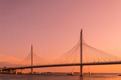 Мост дороги шоссе круга над рекой Neva около рта его в часе золота во время захода солнца стоковые изображения rf Мост дороги шоссе круга над рекой Neva около рта его в часе золота во время захода солнца стоковые изображения rf