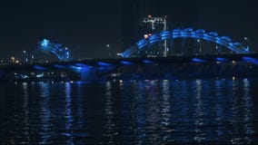 Мост дракона Danang вечером Мост дракона Danang вечером