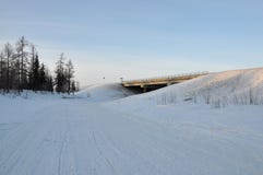Мост зимы над морозным и снежным рекой Стоковое Фото Мост зимы над морозным и снежным рекой Стоковое Фото