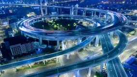 Мост Китая Шанхая Nanpu с промежутком времени плотного движения Мост Китая Шанхая Nanpu с промежутком времени плотного движения