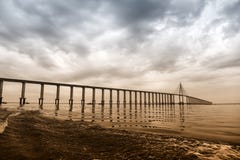 Мост над морем в Манаус, Бразилии Проход дороги над водой на облачном небе Архитектура и дизайн Назначение и wanderlu перемещения стоковое фото rf Мост над морем в Манаус, Бразилии Проход дороги над водой на облачном небе Архитектура и дизайн Назначение и wanderlu перемещения стоковое фото rf