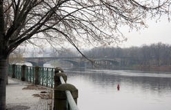 Мост над рекой Влтавы в Праге осенью стоковые фото Мост над рекой Влтавы в Праге осенью стоковые фото