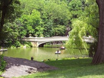 Мост смычка в Central Park, NYC стоковое изображение rf Мост смычка в Central Park, NYC стоковое изображение rf