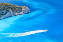 Моторная лодка удовольствия идет на залив Navagio стоковые фотографии rf Моторная лодка удовольствия идет на залив Navagio стоковые фотографии rf