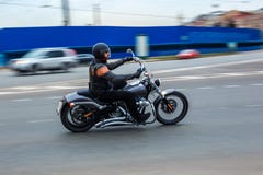 Мотоциклист едет на скорости на дорогах города, может 2018, Санкт-Петербург стоковые изображения Мотоциклист едет на скорости на дорогах города, может 2018, Санкт-Петербург стоковые изображения
