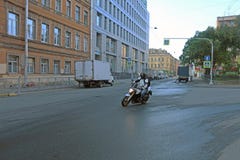 Мотоциклист пересекая пересечение на скорость стоковое изображение Мотоциклист пересекая пересечение на скорость стоковое изображение