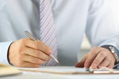 Мужская рука в серебре владением костюма и связи стоковые фотографии rf Мужская рука в серебре владением костюма и связи стоковые фотографии rf