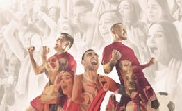 Мужские футболисты эмоциональны празднующ выигрыш стоковые изображения rf Мужские футболисты эмоциональны празднующ выигрыш стоковые изображения rf