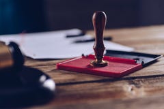 Мужские юрист или нотариус штемпелюя документ на его офисе Стоковые Фото Мужские юрист или нотариус штемпелюя документ на его офисе Стоковые Фото