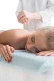 Мужское massagist делая массаж к блондинке в курорте Стоковое Изображение RF Мужское massagist делая массаж к блондинке в курорте Стоковое Изображение RF