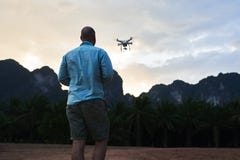 Мужской автор блога принимает фото на multicopter летания во время отключения в Азии стоковое фото rf Мужской автор блога принимает фото на multicopter летания во время отключения в Азии стоковое фото rf