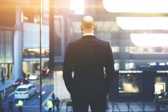 Мужской главный исполнительный директор смотрит активную жизнь главной улицы Гонконга вне окна стоковые фотографии rf Мужской главный исполнительный директор смотрит активную жизнь главной улицы Гонконга вне окна стоковые фотографии rf