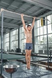 Мужской гимнаст выполняя handstand на параллельных брусьях Стоковое Изображение Мужской гимнаст выполняя handstand на параллельных брусьях Стоковое Изображение