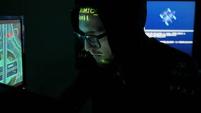 Мужской хакер работая на компьютере, профессиональный программист ИТ в стеклах работает на компьютере в центре безопасностью кибе сток-видео Мужской хакер работая на компьютере, профессиональный программист ИТ в стеклах работает на компьютере в центре безопасностью кибе сток-видео