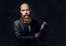 Мужчина Redhead бородатый в костюме Стоковое Изображение RF Мужчина Redhead бородатый в костюме Стоковое Изображение RF