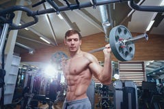 Мужчина спортсмена делая тренировки при бар лежа вниз в спортзале стоковые фотографии rf Мужчина спортсмена делая тренировки при бар лежа вниз в спортзале стоковые фотографии rf