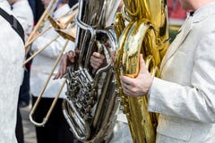 Музыканты оркестра играя тубы и тромбоны во время fes музыки стоковые изображения Музыканты оркестра играя тубы и тромбоны во время fes музыки стоковые изображения