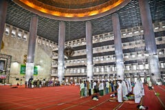Мусульмане моля на мечети Istiqlal Mesjid. Индонезия стоковые изображения rf Мусульмане моля на мечети Istiqlal Mesjid. Индонезия стоковые изображения rf