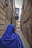 Мусульманская традиционная женщина посещая старый исторический город в Баку Азербайджане Город Innrer стоковое изображение rf Мусульманская традиционная женщина посещая старый исторический город в Баку Азербайджане Город Innrer стоковое изображение rf
