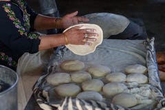 Мусульманская женщина делая еду стоковое изображение Мусульманская женщина делая еду стоковое изображение