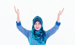 Мусульманская женщина ислама с hijab кладя руку вверх стоковая фотография rf Мусульманская женщина ислама с hijab кладя руку вверх стоковая фотография rf